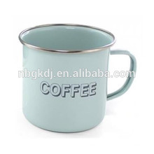 Caneca de esmalte com uma orelha